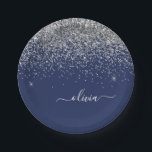 シルバー ネイビーブルー グリッター ガーリー モノグラム ネーム ペーパープレート<br><div class="desc">シルバーとネイビーブルーのスパークルグリッター モノグラムネームとイニシャルパーティプレート。豪華でおしゃれなスタイルが好きな人への、完璧なスウィート16の誕生日、結婚式、ブライダルシャワー、結婚記念日、ベイビーシャワー、またはバチェロレッテパーティーのギフトに最適です。</div>