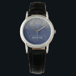 シルバー ネイビーブルー グリッター ガーリー モノグラム ネーム 腕時計<br><div class="desc">ネイビーブルーとシルバーのスパークルグリッターが輝くモノグラムネームウォッチ。卒業式、誕生日、結婚式、ブライダルシャワー、結婚記念日、ベビーシャワー、バチェロレッテパーティーなど、ラグジュアリーで洗練されたスタイルを愛する人へのプレゼントに最適です。</div>