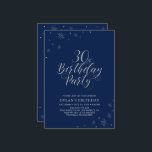 シルバー&ネイビーモダンブルーシック30th誕生日パーティー 招待状<br><div class="desc">この銀祝のパーティの招待状で特別な日をスタイリッシュ過ごそう。このデザインはシックなシルバータイポグラフィ「30th Birthdayパーティー」と輝くグラフィックを備えている。背景色はネイビーブルーに設定されているが感じ、自由に変更してパーティーテーマに合わせる。私のショップBaraBomDesignでは、より多くの誕生日招待状とパーティー用品が利用可能である。</div>