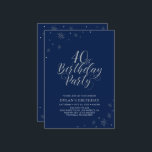 シルバー&ネイビーモダンブルーシック40th誕生日パーティー 招待状<br><div class="desc">この銀祝のパーティの招待状で特別な日をスタイリッシュ過ごそう。このデザインはシックなシルバータイポグラフィ「40th Birthdayパーティー」と輝くグラフィックを備えている。背景色はネイビーブルーに設定されているが感じ、自由に変更してパーティーテーマに合わせる。私のショップBaraBomDesignでは、より多くの誕生日招待状とパーティー用品が利用可能である。</div>