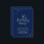 シルバー&ネイビーモダンブルーシック50thバースデーパーティー 招待状<br><div class="desc">この銀祝のパーティの招待状で特別な日をスタイリッシュ過ごそう。このデザインはシックなシルバータイポグラフィ「50th Birthday Party」と輝くグラフィックを備えている。背景色はネイビーブルーに設定されているが感じ、自由に変更してパーティーテーマに合わせる。私のショップBaraBomDesignでは、より多くの誕生日招待状とパーティー用品が利用可能である。</div>