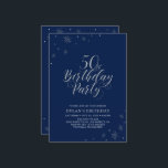 シルバー&ネイビーモダンブルーシック50thバースデーパーティー 招待状<br><div class="desc">この銀祝のパーティの招待状で特別な日をスタイリッシュ過ごそう。このデザインはシックなシルバータイポグラフィ「50th Birthday Party」と輝くグラフィックを備えている。背景色はネイビーブルーに設定されているが感じ、自由に変更してパーティーテーマに合わせる。私のショップBaraBomDesignでは、より多くの誕生日招待状とパーティー用品が利用可能である。</div>