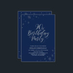 シルバー&ネイビーBlue Sparkle 90thバースデーパーティー 招待状<br><div class="desc">この銀祝のパーティの招待状で特別な日をスタイリッシュ過ごそう。このデザインはシックなシルバータイポグラフィ「90th Birthday Party」と輝くグラフィックを備えている。背景色はネイビーブルーに設定されているが感じ、自由に変更してパーティーテーマに合わせる。私のショップBaraBomDesignでは、より多くの誕生日招待状とパーティー用品が利用可能である。</div>