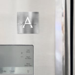 シルバー ブラシ仕上げ メタル モノグラム 名 マグネット<br><div class="desc">シルバーの偽のホイル メタリック ブラシ仕上げ メタル モノグラム 名前とイニシャル パーティ マグネット。豪華でおしゃれなスタイルが好きな人への、スイート16の誕生日、結婚式、結婚前のお祝い、結婚記念日、ベビーシャワー、バチェロレッテパーティのプレゼントに最適です。</div>