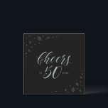 シルバー&ブラック応援50th Birthday Party Square 招待状<br><div class="desc">この50歳祝のバースデスタイリッシュィアの招待で特別な日を過ごそう。このデザインは、シックなシルバータイポグラフィ"応援から50年"と黒い背景に輝くグラフィックを備えている。文字カスタマイズと背景色を指定できる。マッチング招待状とパーティー用品は私のショップBaraBomDesignで利用可能。</div>