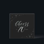 シルバー&ブラック応援70th Birthday Party Square 招待状<br><div class="desc">70歳祝の誕生日パーティーの招待スタイリッシュで特別な日を過ごそう。このデザインは、シックなシルバータイポグラフィ"応援から70年"と黒い背景に輝くグラフィックを備えている。文字カスタマイズと背景色を指定できる。マッチング招待状とパーティー用品は私のショップBaraBomDesignで利用可能。</div>
