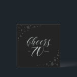 シルバー&ブラック応援70th Birthday Party Square 招待状<br><div class="desc">70歳祝の誕生日パーティーの招待スタイリッシュで特別な日を過ごそう。このデザインは、シックなシルバータイポグラフィ"応援から70年"と黒い背景に輝くグラフィックを備えている。文字カスタマイズと背景色を指定できる。マッチング招待状とパーティー用品は私のショップBaraBomDesignで利用可能。</div>