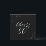 シルバー&ブラック応援80th Birthday Party Square 招待状<br><div class="desc">この80祝歳の誕生日パスタイリッシューティーの招待で特別な日を過ごす。このデザインは、シックなシルバータイポグラフィ"応援から80年"と黒い背景に輝くグラフィックを備えている。文字カスタマイズと背景色を指定できる。マッチング招待状とパーティー用品は私のショップBaraBomDesignで利用可能。</div>