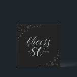 シルバー&ブラック応援80th Birthday Party Square 招待状<br><div class="desc">この80祝歳の誕生日パスタイリッシューティーの招待で特別な日を過ごす。このデザインは、シックなシルバータイポグラフィ"応援から80年"と黒い背景に輝くグラフィックを備えている。文字カスタマイズと背景色を指定できる。マッチング招待状とパーティー用品は私のショップBaraBomDesignで利用可能。</div>