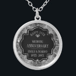 シルバー&ブラック25結婚周年記念 シルバープレートネックレス<br><div class="desc">白いダイヤモンドとカスタマイズ可能な文字「25周年記念のシルバーの光沢のあるフローラの結婚ダマスクの画像。</div>