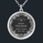 シルバー&ブラック25結婚周年記念 シルバープレートネックレス<br><div class="desc">白いダイヤモンドとカスタマイズ可能な文字「25周年記念のシルバーの光沢のあるフローラの結婚ダマスクの画像。</div>