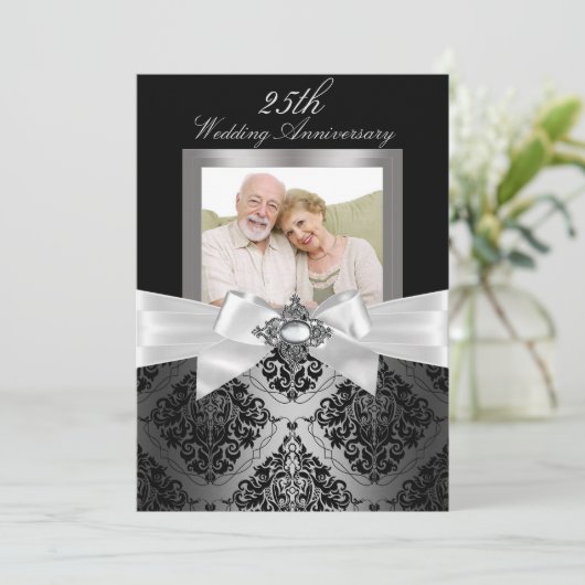 シルバー ブラック ボウ & ダマスク 25周年 結婚記念日 招待状 (スタンド正面)