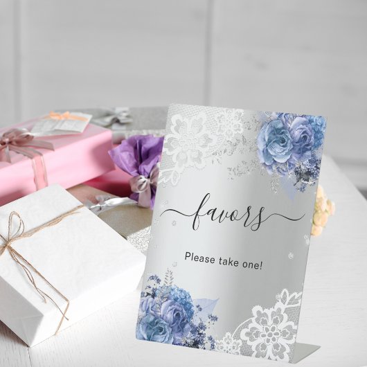 シルバー ブルーの花模様がレースのように施されたゲストへのおもてなしのサイン 台座サイン