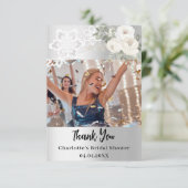 シルバー ホワイト フラワー ラッセル 結婚前お披露目写真 サンキューカード (スタンド正面)