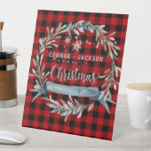 シルバー&レッドバッファロープレイドファミリークリスマスリース 台座サイン (インサイチュ)