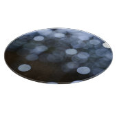 シルバー、白い《写真》ぼけ味の夜の背景。 カッティングボード (角)