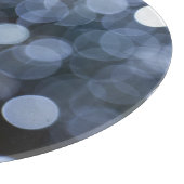 シルバー、白い《写真》ぼけ味の夜の背景。 カッティングボード (角)