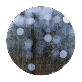 シルバー、白い《写真》ぼけ味の夜の背景。 カッティングボード