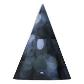 シルバー、白い《写真》ぼけ味の夜の背景。 パーティーハット (左)