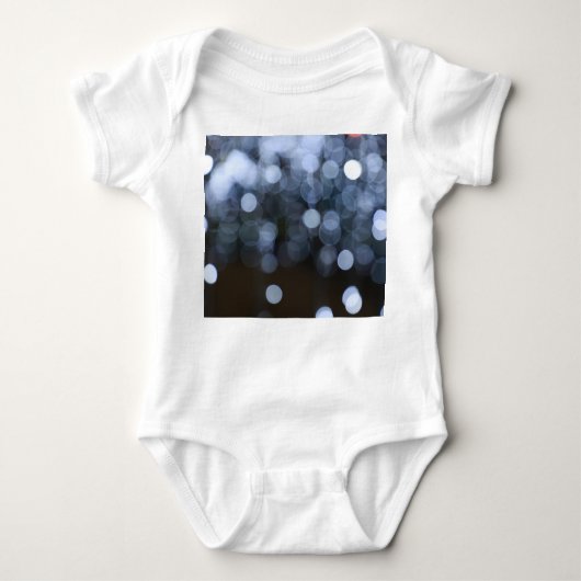 シルバー、白い《写真》ぼけ味の夜の背景。 ベビーボディスーツ (正面)