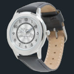 シルバ結婚ー記念時計 腕時計<br><div class="desc">銀色とブラック色のテーマを使用したジギタルブコンデザインカスタムで、様々なイメージ、形状、パターン、スタイル、フォントをワンランクの「シルバーの記念日」ウォッチに搭載。この来デザインは、時計顔の黒いバンドの円形のパターンで「ハッピーアニバーサリー – ママとパパのまわりに」で完成した。時を来刻む黒い時計の顔番号も付いている。</div>