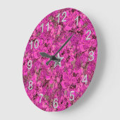 シルブリアクセント付きホットピンクの様式化フローラ ラージ壁時計 (傾斜)