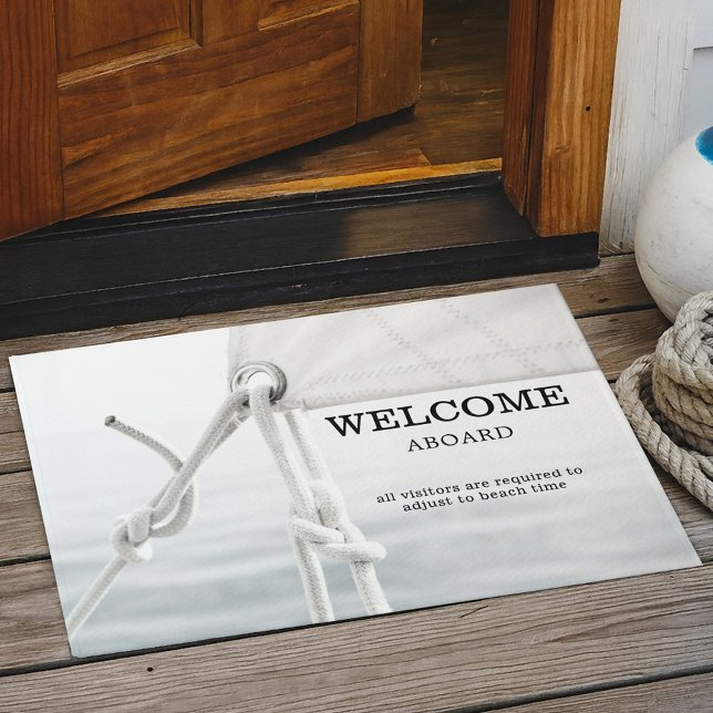 シルボ航海のートビーチハウスドルマット ドアマット (Nautical doormat featuring a close-up of a sail on a sailboat - great for a beach house)