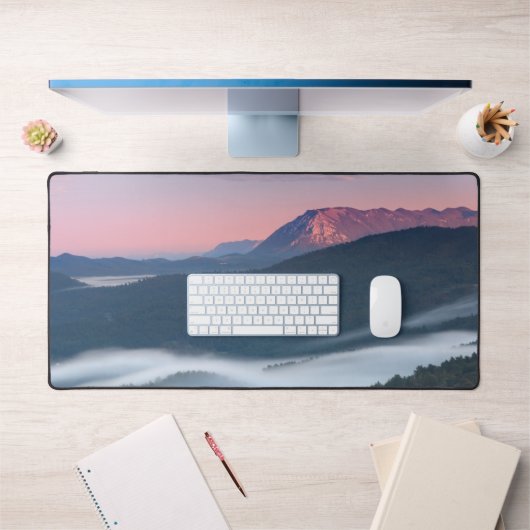 シレンタバーからナノスの美しい日の出の眺め デスクマット (オフィス1)
