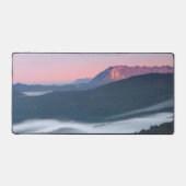 シレンタバーからナノスの美しい日の出の眺め デスクマット (正面)