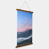 シレンタバーからナノスの美しい日の出の眺め 吊り下げ型タペストリー (傾斜あり)