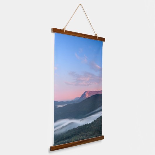 シレンタバーからナノスの美しい日の出の眺め 吊り下げ型タペストリー (傾斜あり)