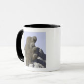 シロアリの小山の小型マングースのグループ マグカップ (正面左)