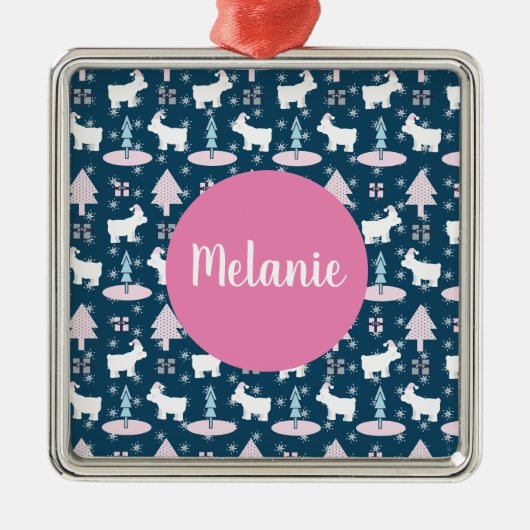 シロクマと木のモノグラムクリスマスプレゼント メタルオーナメント (正面)