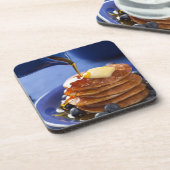 シロップおよびブルーベリーが付いているパンケーキ コースター (左側)
