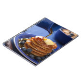 シロップおよびブルーベリーが付いているパンケーキ ノートブック (左側)