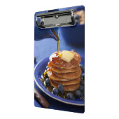 シロップおよびブルーベリーが付いているパンケーキ ミニクリップボード (アングル2)