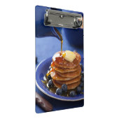 シロップおよびブルーベリーが付いているパンケーキ ミニクリップボード (アングル)