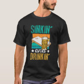 「シンおもしろいキン」と「飲み物」のコーンホールビール飲用 Tシャツ (正面)
