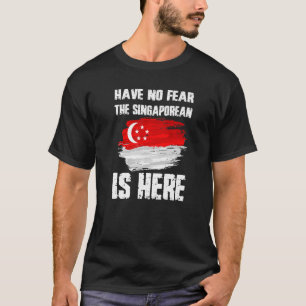 シンガポール人がここにシンガポール国旗を掲げている恐れはない Tシャツ