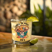 シンコデマヨチワワSombrero & Serapeを着た ウイスキーグラス