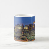 シンシナチのスカイラインのマグ コーヒーマグカップ (中央)
