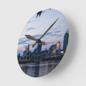 シンシナチのスカイライン ラウンド壁時計 (傾斜)