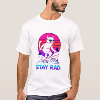 シンセウェーブ スケートボードをする猫 - レトロネオン「レッドであり続けろ」 Tシャツ