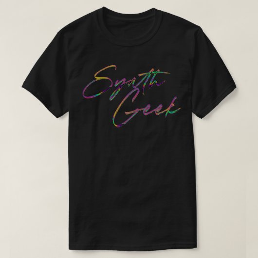 シンセギーク80sスタイルタイポグラフィデザイン tシャツ (デザイン正面)
