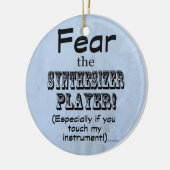 シンセサイザープレーヤーを恐れる セラミックオーナメント (左)