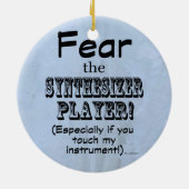 シンセサイザープレーヤーを恐れる セラミックオーナメント (裏面)