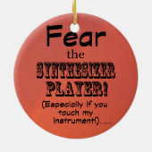 シンセサイザープレーヤーを恐れる セラミックオーナメント (裏面)
