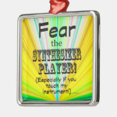 シンセサイザープレーヤーを恐れる メタルオーナメント (左)