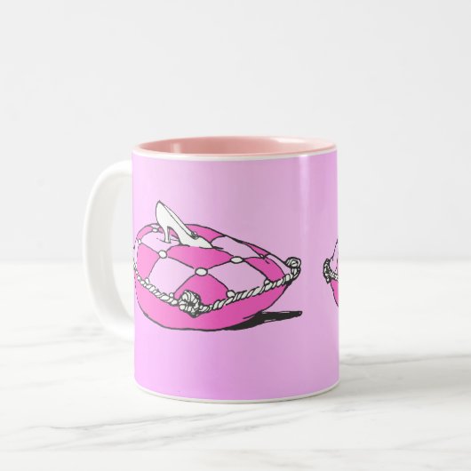 シンデレラスリッパーオンピンクピローアニメヴィンテージ ツートーンマグカップ (正面左)