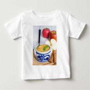 シンナモンを使ったアップルソースを石器のボウルに入れたもの ベビーTシャツ